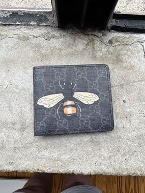 Men's Black Bee Print Bifold Wallet Gucci